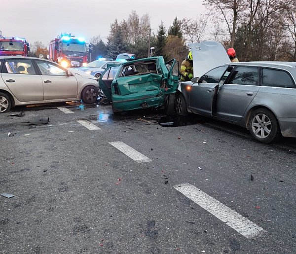 Zderzenie trzech samochodów na DK 92, droga zablokowana-89054