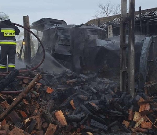 Duży pożar w Kromnowie, spłonął kombajn i sieczkarnia-89187