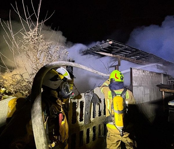 Nocny pożar w Kozłowie Biskupim, paliły się blaszaki-89247