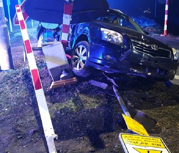 Kierowca Toyoty kontra przejazd kolejowy w Nowym Żylinie-89292