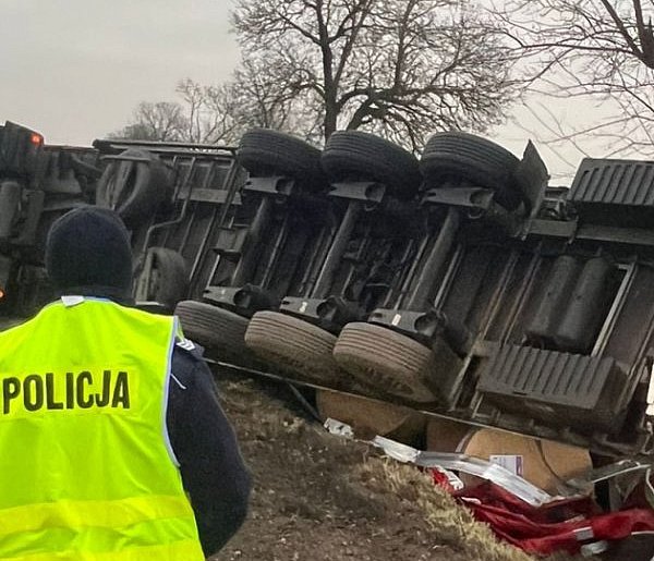 Przewrócona ciężarówka na DK 92, są utrudnienia-89499