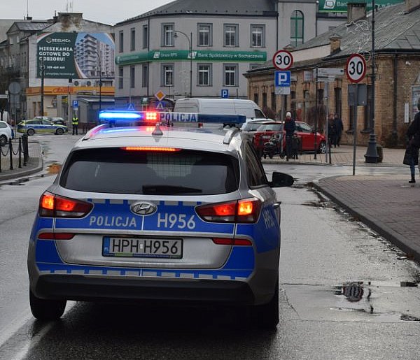 Policja Sochaczew: chciał posłuchać radia przy kawie, odpowie za kradzież-89550