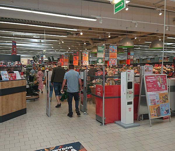 Pracownicy popularnej sieci mają dość. W południe zatrzymają pracę-89749