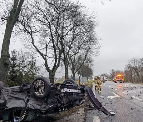 Zderzenie dwóch BMW w Kożuszkach Parcel, trzy osoby w szpitalu [FOTO]-89745