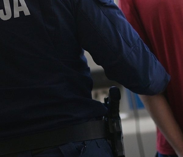 Przerzucił łup przez linię kas, ale ochroniarze sklepu byli czujni-89808