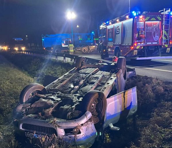 Dachowanie na DK 50, strażacy: wyglądało groźnie-89865