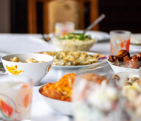 Polacy znów sięgną głębiej do kieszeni. Tyle wydają na świąteczne jedzenie-89901