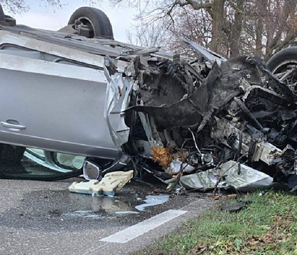 Dachowanie w gminie Kampinos, jedna osoba w szpitalu-89895