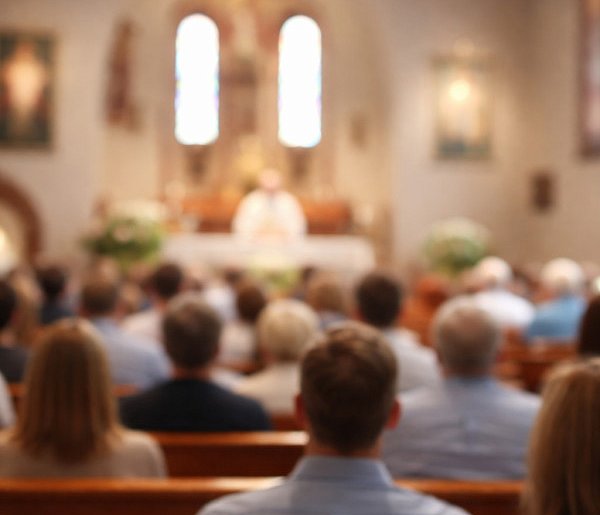 Ilu Polaków naprawdę chodzi do kościoła? Jedna statystyka szokuje-89951