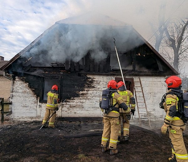 Łaziska: drewniany dom spłonął całkowicie, na miejscu aż 8 samochodów straży-90000