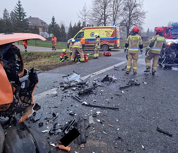 Bus zderzył się osobówką, blokada na DK92 w Lisicach [AKTUALIZACJA]-90057