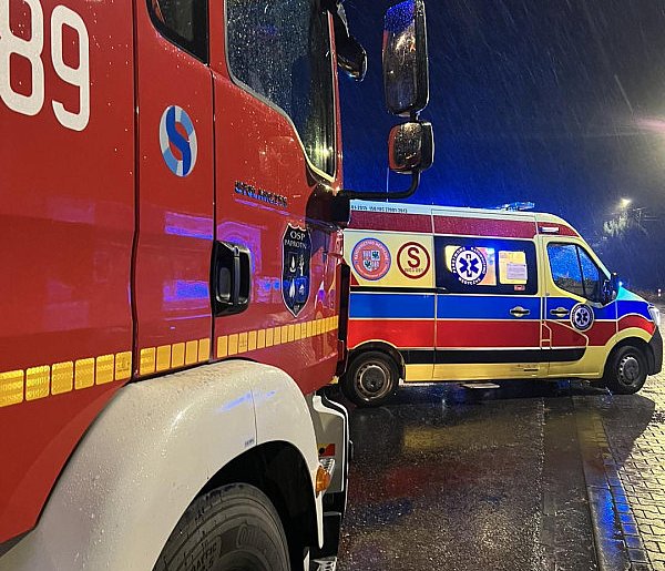 Bus zderzył się osobówką, blokada na DK92 w Lisicach-90057