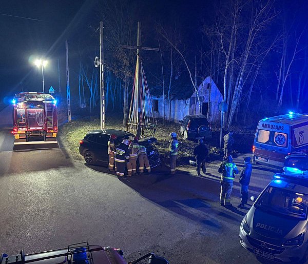 Wypadek pod kapliczką w Adamowej Górze, poszkodowany trafił do szpitala-90115