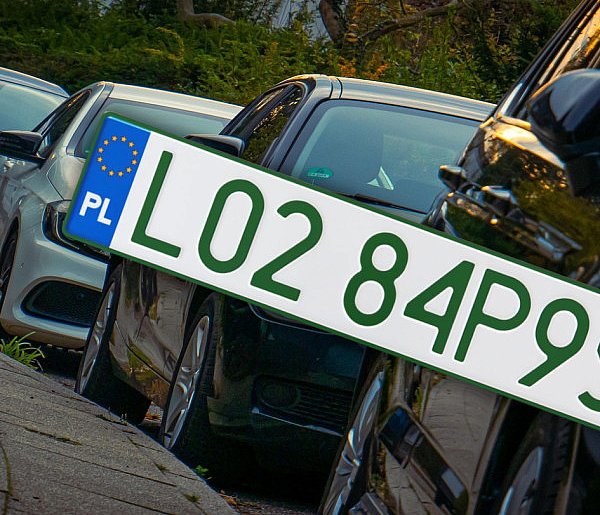 Tablice z zielonymi napisami na kolejnych autach. Nie chodzi o "elektryki"-90150