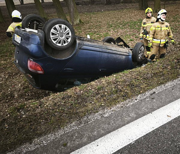 Szklanka na drogach powiatu: były zdarzenia, w tym dachowanie-90229