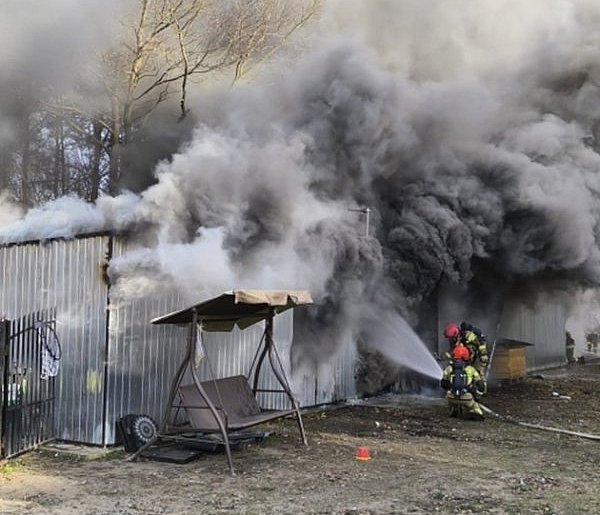20 strażaków w walce z żywiołem, płonął garaż w Juliopolu-90331