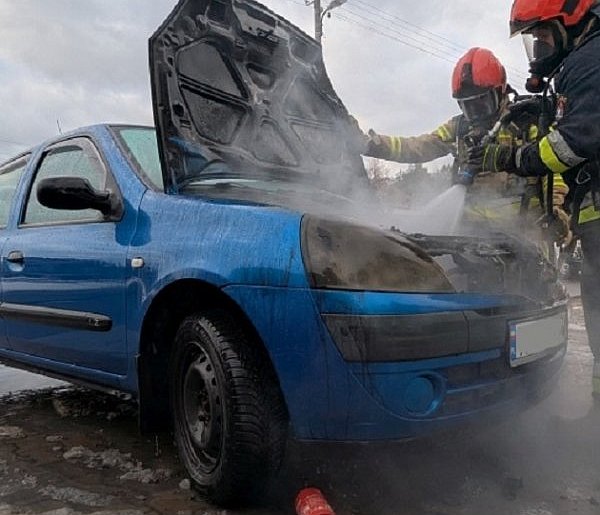 Pożar samochodu osobowego przy cmentarzu w Trojanowie-90433