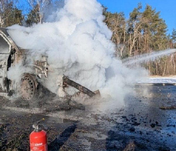 Pożar w Wężykach. Kierujący z dzieckiem zdążyli wysiąść-90454