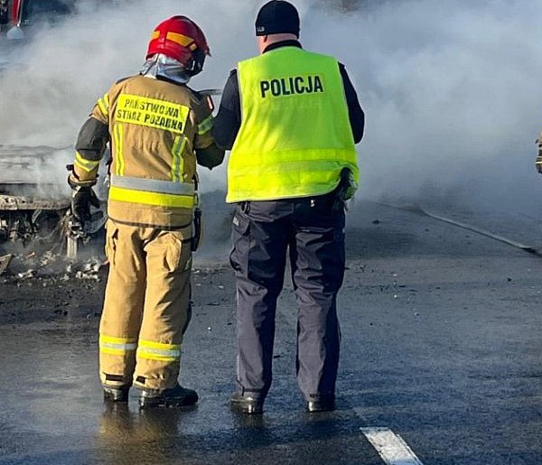 Pożar na DW 577 w Wężykach, ruch chwilowo wstrzymany-90439