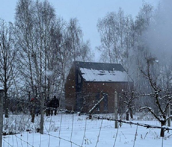 Pożar drewnianego domu mieszkalnego w Wężykach, w akcji 20 strażaków-90598