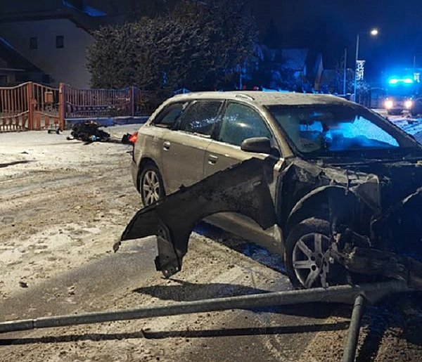 Osobówka kontra słup na 15. Sierpnia. Kierowcy brak-90601