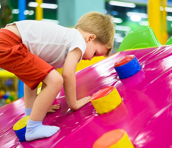 Zostawiasz dziecko w sali zabaw? Urząd wykrył poważne uchybienia-90825