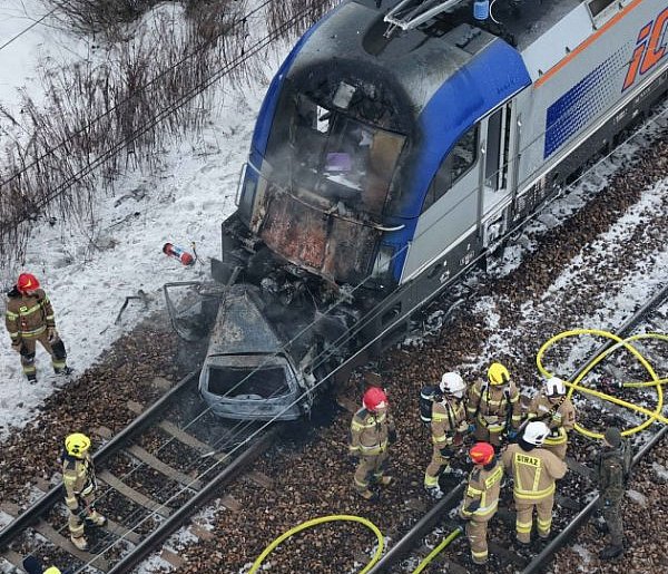 Błonie: zderzenie osobówki z dwoma pociągami, pożar, ewakuacja i utrudnienia