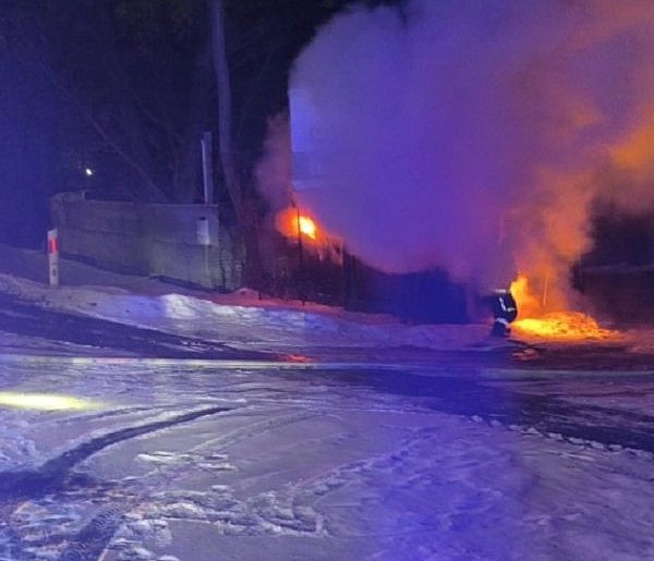 Nocna walka z ogniem przy DK 92 w Paprotni