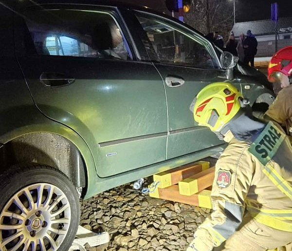 Groźnie na przejeździe kolejowym w Błoniu