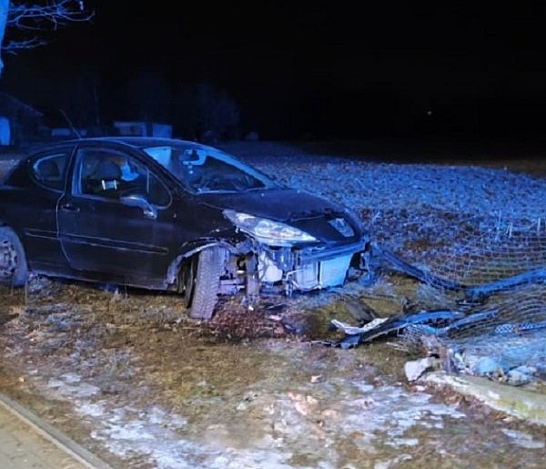 Wypadek w Janowie, samochód uderzył w ogrodzenie