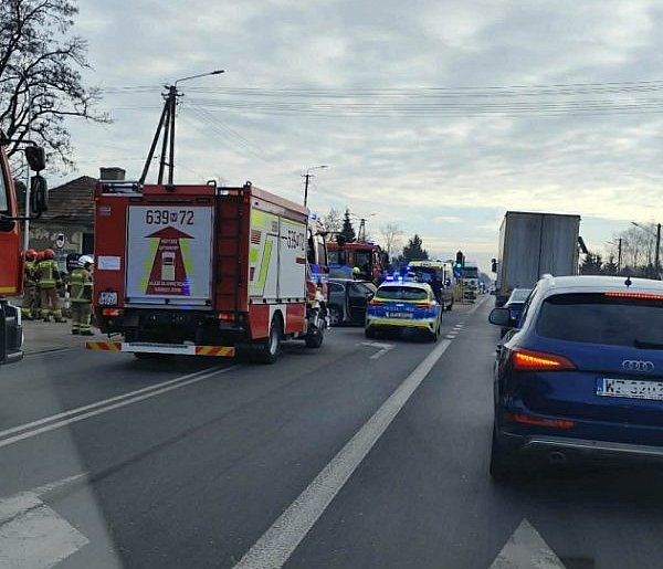 Zderzenie osobówek na DK 92 w Paprotni