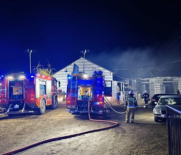 Nocny pożar w Przejmie, w akcji 19 strażaków