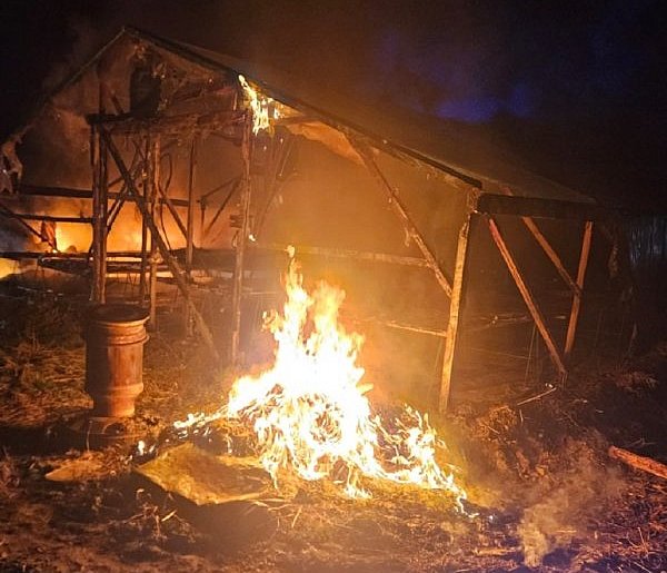 Łuna nad posesją w Kożuszkach Parcel, 14 strażaków w akcji