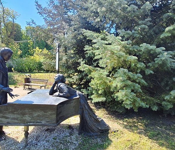 Easter Fun: Wielkanocna Gra Rodzinna w parku w Sannikach