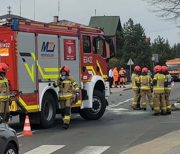 Akcja ratunkowa na Staszica: zderzenie osobówki z busem