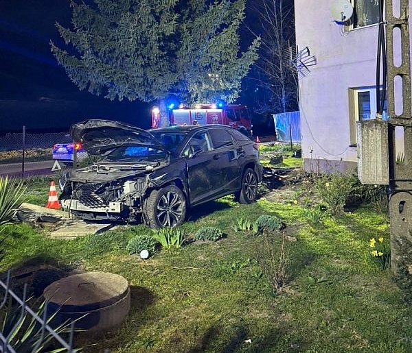 Szymanów: autem w płot, garaż i dom [FOTO]