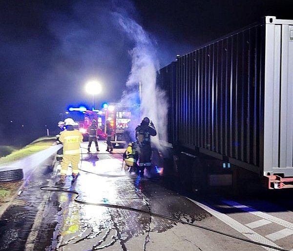 Nocny pożar na DK 50 w Młodzieszynie