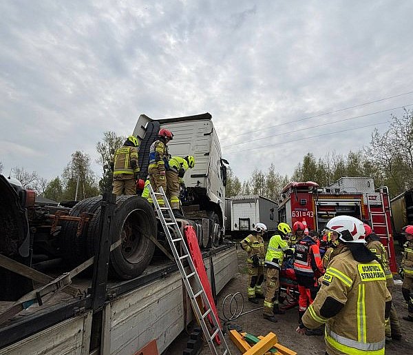 Czyste: mężczyzna przygnieciony przez ciągnik siodłowy