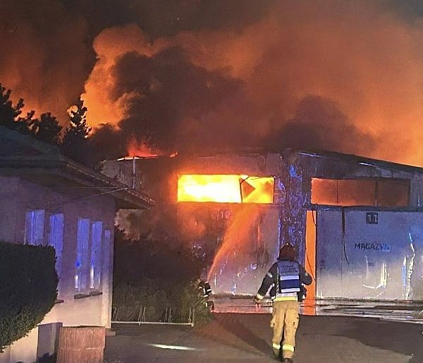 Wielki pożar zakładu w Bramkach, na miejscu także strażacy z Sochaczewa