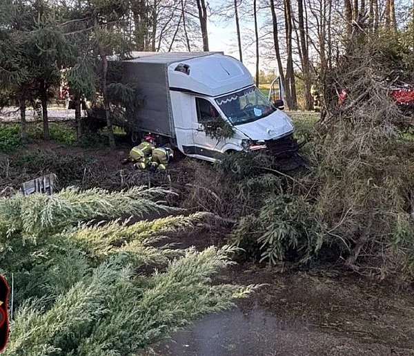 W drzewo i nad staw w Nowym Kamionie. 44-latek zatrzymany