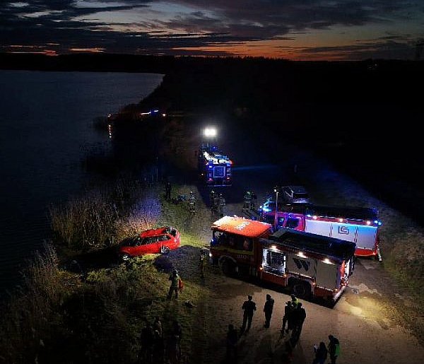 Bolimów: tragedia, trwa walka o życie osób z auta, które wpadło do zbiornika