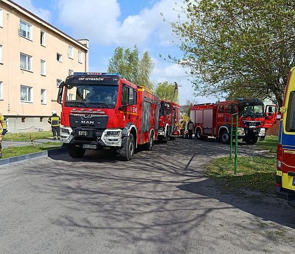 Pożar w budynku wielorodzinnym w Szymanowie. 28 osób ewakuowanych