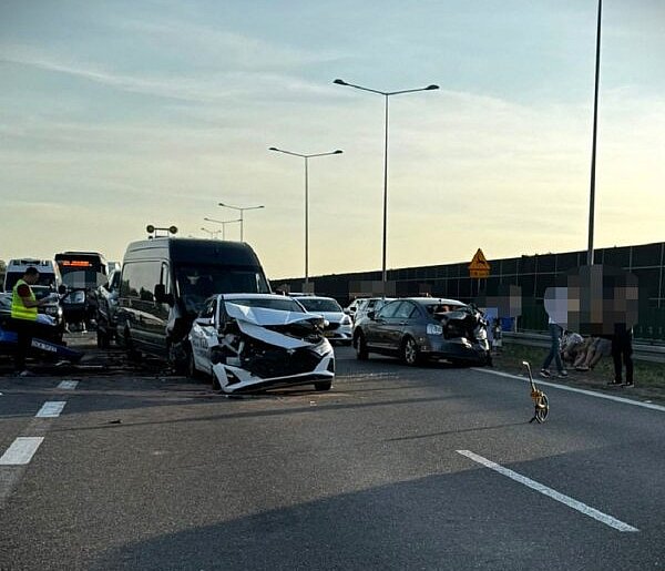 Karambol na A2, kierowca i 16-letni pasażer w szpitalu