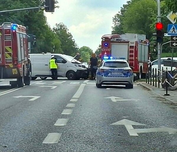 Zderzenie busów na skrzyżowaniu Warszawskiej i 600-lecia