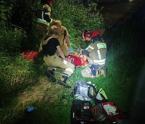 Spadł z kładki do Bzury, pomogły osoby postronne