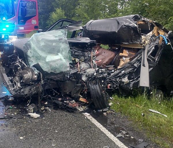 Śmiertelne zderzenie busa z ciężarówką pod Łowiczem