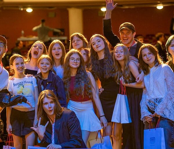 Teatr Maska z koszem festiwalowych nagród, łał