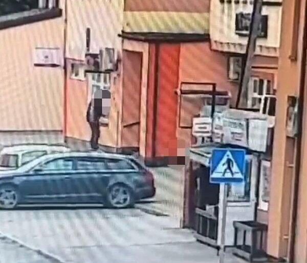 Okolice Żyrardowa: skakał z nieletnim po dachach samochodów [VIDEO]