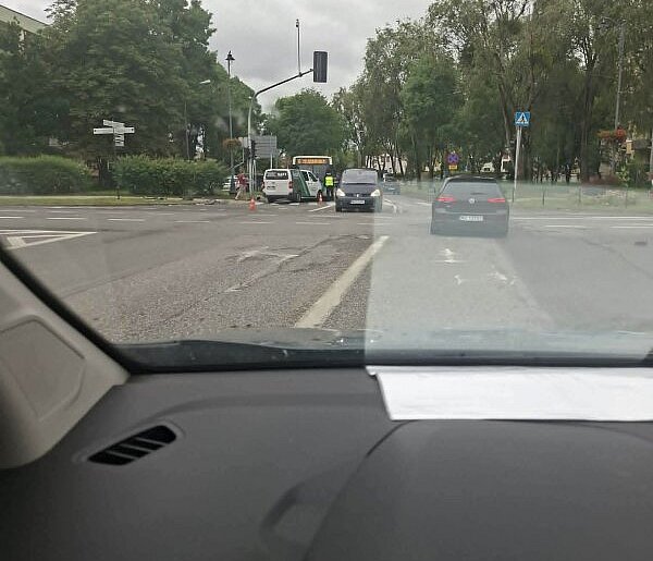 Wypadek w centrum z udziałem trzech pojazdów, jedna osoba poszkodowana