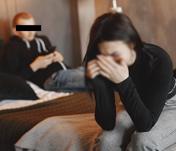 Sochaczew: 38-latek znęcał się nad małoletnią w ich wspólnym mieszkaniu